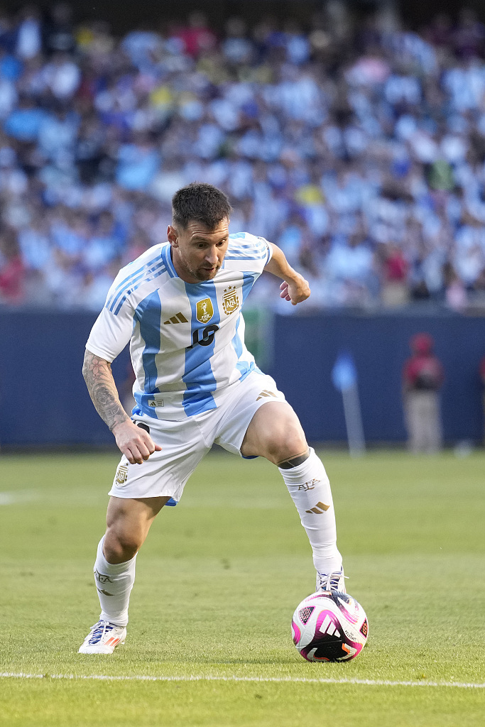 中超赛场争议判罚：VAR判罚引发热议,（中超场上风波再起：VAR判罚成焦点）