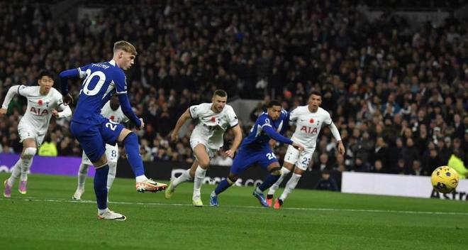 亨利：皇马半年就想换掉阿隆索太荒诞了，在那只会执教还不够（亨利：皇马仅半年就要换阿隆索太离谱，那里光会执教远远不够）