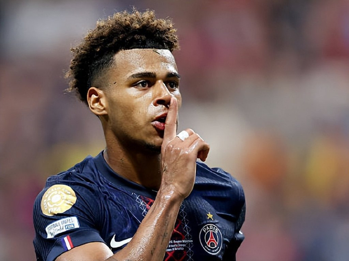 连救4个局点轰6-0！王曼昱打出窒息逆转，第三局直接打崩对手（连救4个局点后6-0反击，王曼昱上演窒息式逆转，第三局彻底打垮对手）