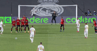 斯洛特：欧冠排除萨拉赫是俱乐部决定，没有理由不希望他留下（斯洛特：萨拉赫无缘欧冠为俱乐部决定，我当然希望他留下）