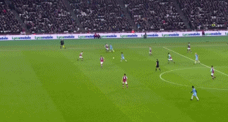 人盯人战术，一段萨利巴紧逼凯恩的短视频走红网络（萨利巴全程盯防凯恩：短视频引爆全网）