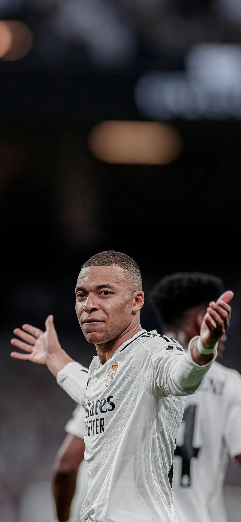 球迷怒喷后蹇韬回应：输球又怎么样？随后被韦世豪、甘超拦下（被球迷怒喷后，蹇韬回怼：输球怎么了？随即被韦世豪、甘超拉住）