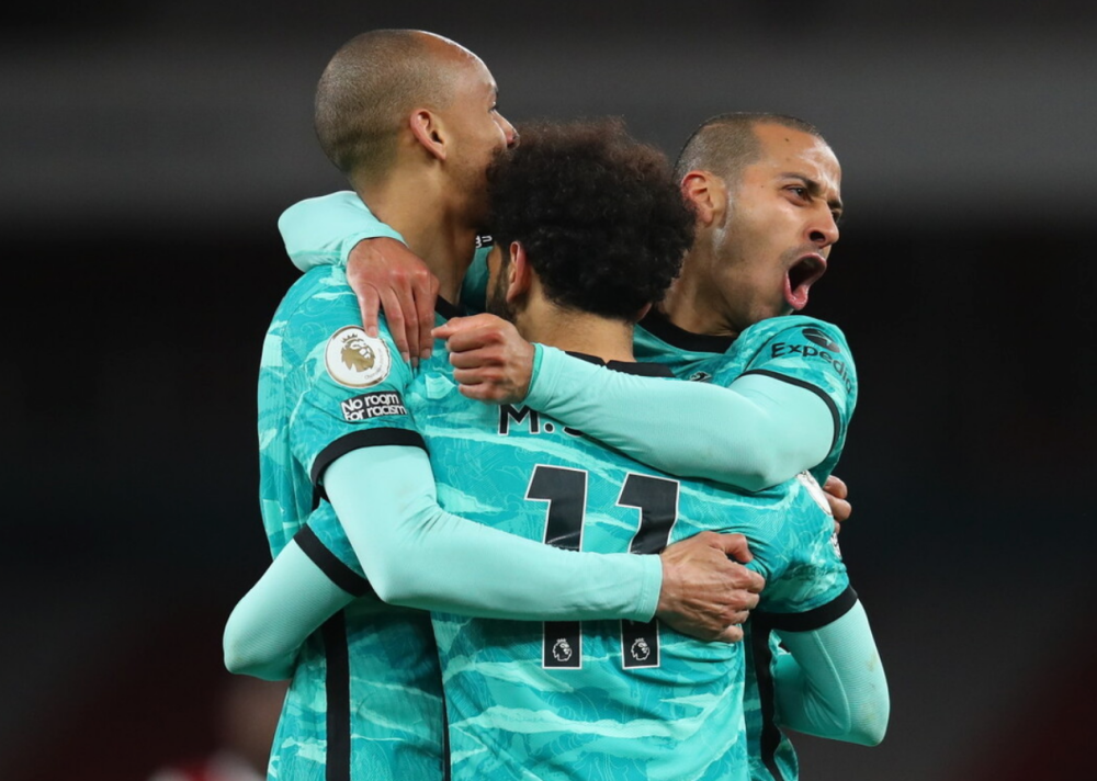 欧文突破防守助攻队友制胜（欧文强突分球助队友锁定胜局）